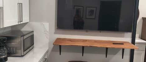 Geladeira, micro-ondas, cooktop, cafeteira/chaleira