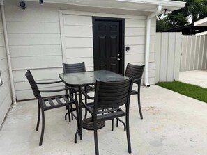 Outdoor dining - The LSU Guest House - On Campus! (Baton Rouge)