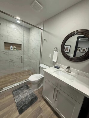 Bathroom - The LSU Guest House - On Campus! (Baton Rouge)