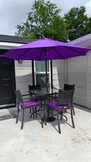 Outdoor dining - The LSU Guest House - On Campus! (Baton Rouge)