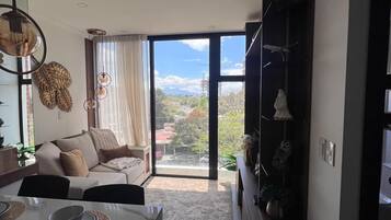 Apartment, Balkon, Bergblick | Wohnbereich