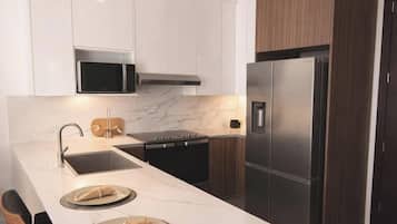 Apartamento, sacada, vista para a montanha | Cozinha privada | Geladeira grande, micro-ondas, fogão, cooktop