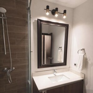 Apartment, Balcony, Mountain View | Bathroom