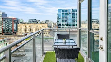 Suite Deluxe, varias camas, baño privado, vista a la ciudad | Balcón