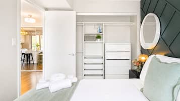 Decoración personalizada, muebles diferentes y cortinas blackout