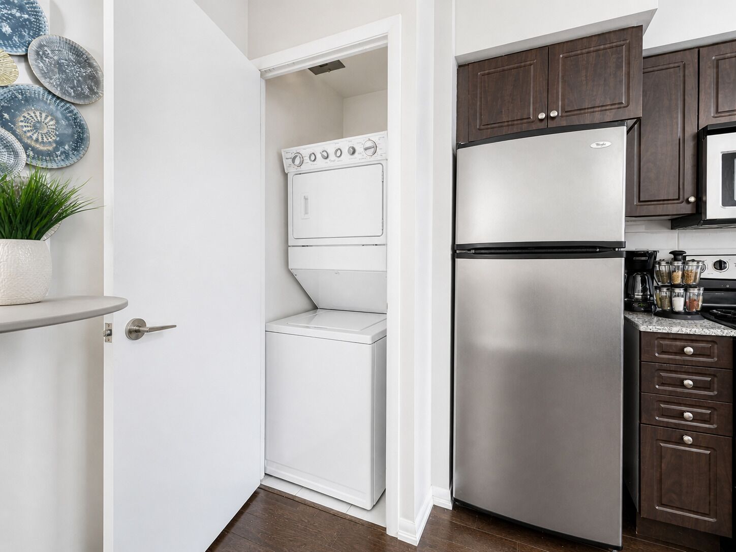 Comfort Studio Suite, 1 Queen Bed, Private Bathroom | Laundry