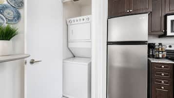Comfort Studio Suite, 1 Queen Bed, Private Bathroom | Laundry