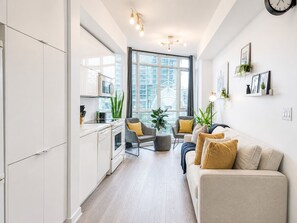 Classic Studio Suite, 1 Double Bed with Sofa bed, Non Smoking, Private Bathroom | Living area | 50-inch flat-screen TV with digital channels - Palmerston Luxe Hotel (Toronto)