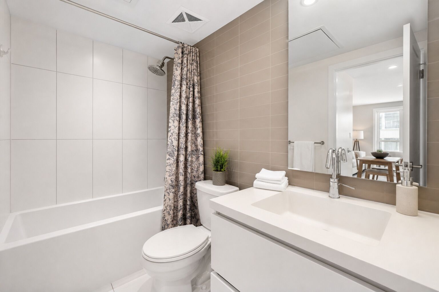 Suite Premium, 2 habitaciones, para no fumadores, 2 baños | Baño | Secadora de cabello, toallas, jabón, shampoo 