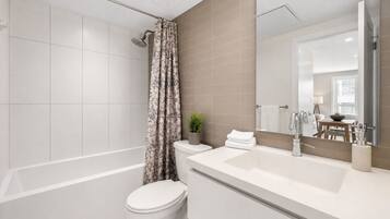Suite Premium, 2 habitaciones, para no fumadores, 2 baños | Baño | Secadora de cabello, toallas, jabón, shampoo