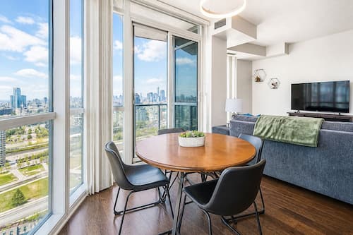 Familien-Suite, 2 Schlafzimmer, Stadtblick | Wohnbereich