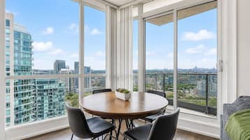 Family Suite, 2 Bedrooms, City View | In-room dining