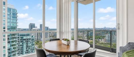 Suite Familiale, 2 chambres, vue ville | Restauration dans la chambre