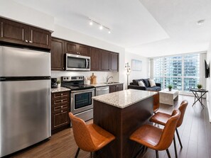 Deluxe Suite, Multiple Beds, Non Smoking, Private Bathroom | Private kitchen | Fridge, microwave, oven, stovetop