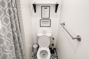 Classic Room | Bathroom - Palmerston Luxe Hotel (Toronto)