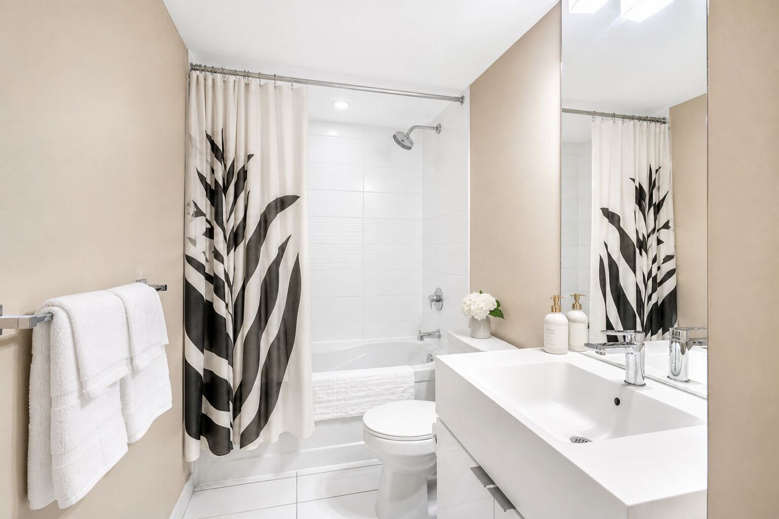 Exclusieve suite | Badkamer | Een haardroger, handdoeken, zeep, shampoo