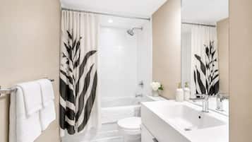 Exclusieve suite | Badkamer | Een haardroger, handdoeken, zeep, shampoo