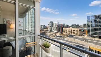 Executive Suite, 1 Queen Bed with Sofa bed, City View | Living area