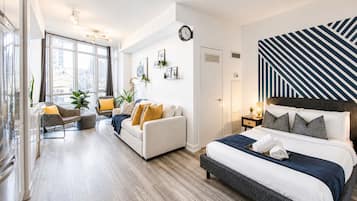 Suite estudio clásica, 1 cama matrimonial y sofá cama, para no fumadores, baño privado | Área de sala de estar | Televisión de pantalla plana de 50 pulgadas con canales digitales