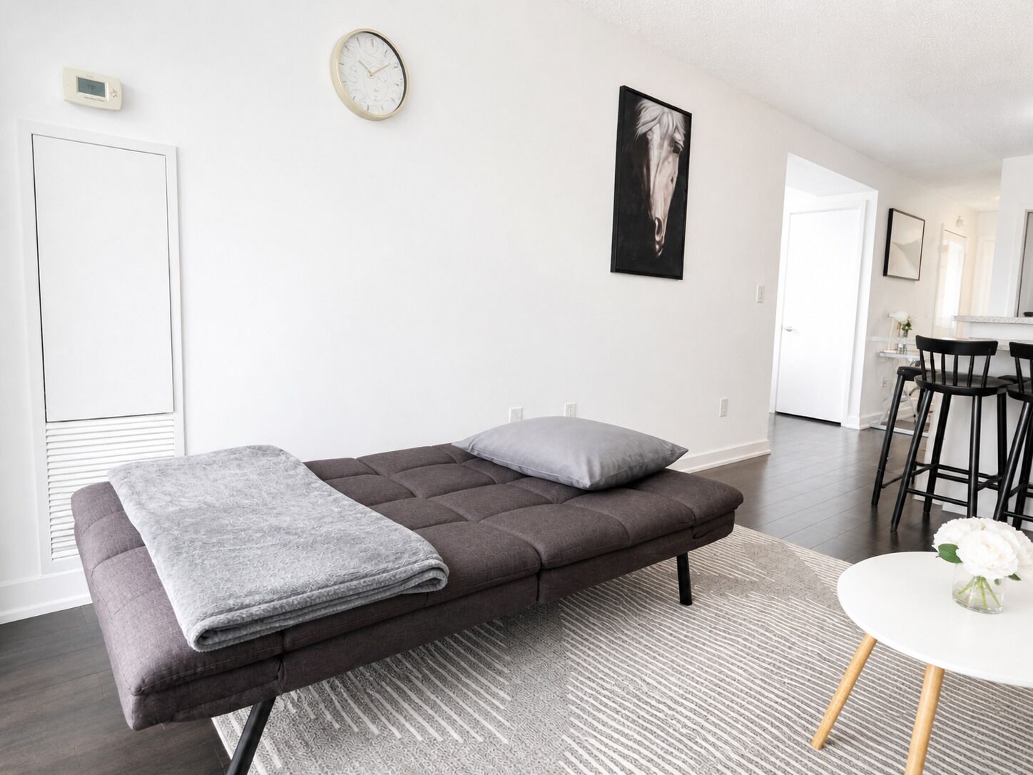 Suite – deluxe, flere senger, privat bad, byutsikt | Oppholdsområde | En 50-tommers Flatskjerm-TV med digitale kanaler