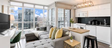Executive Suite, 1 Queen Bed with Sofa bed, City View | Living area