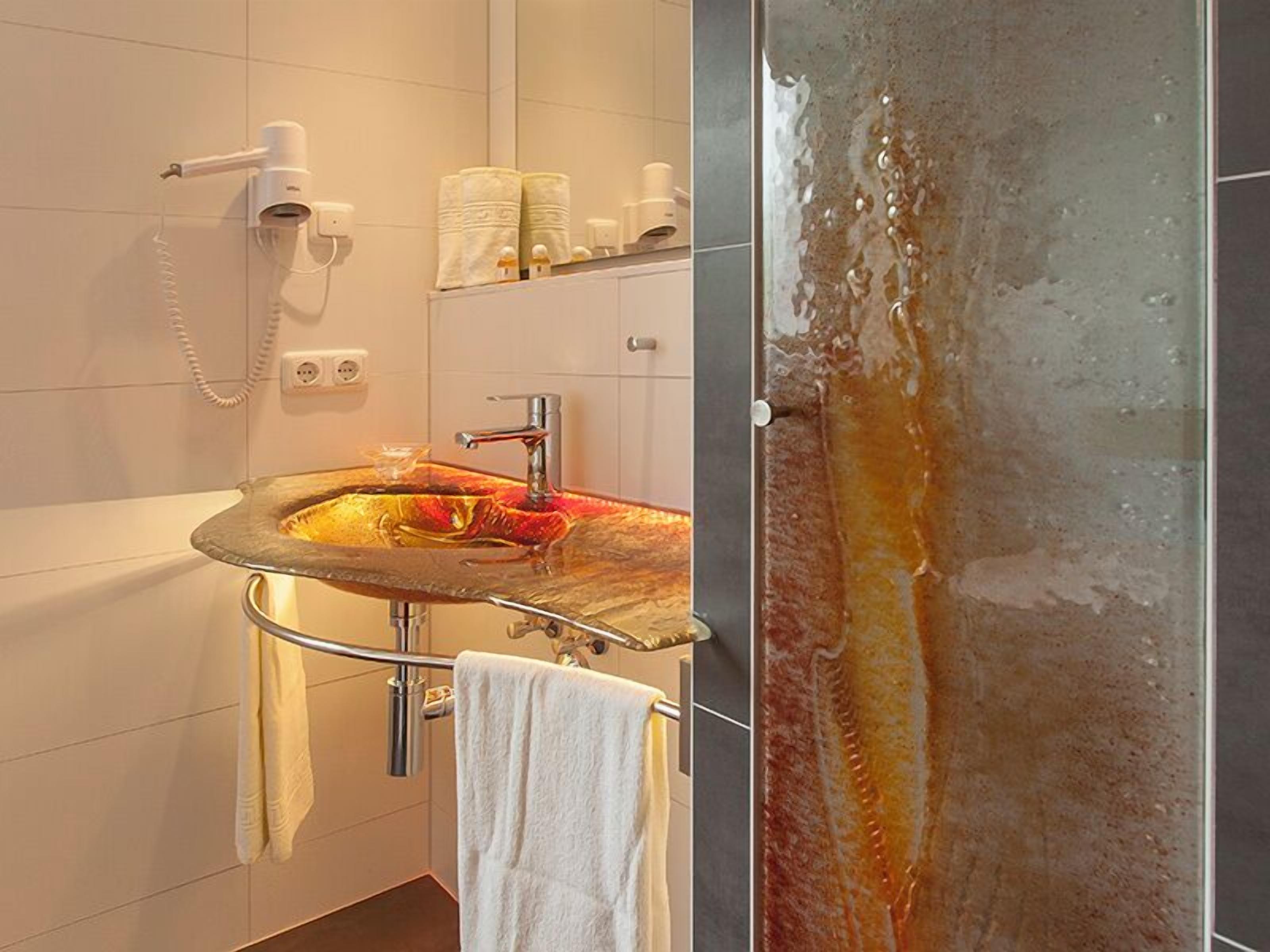 Een douche, een haardroger, handdoeken