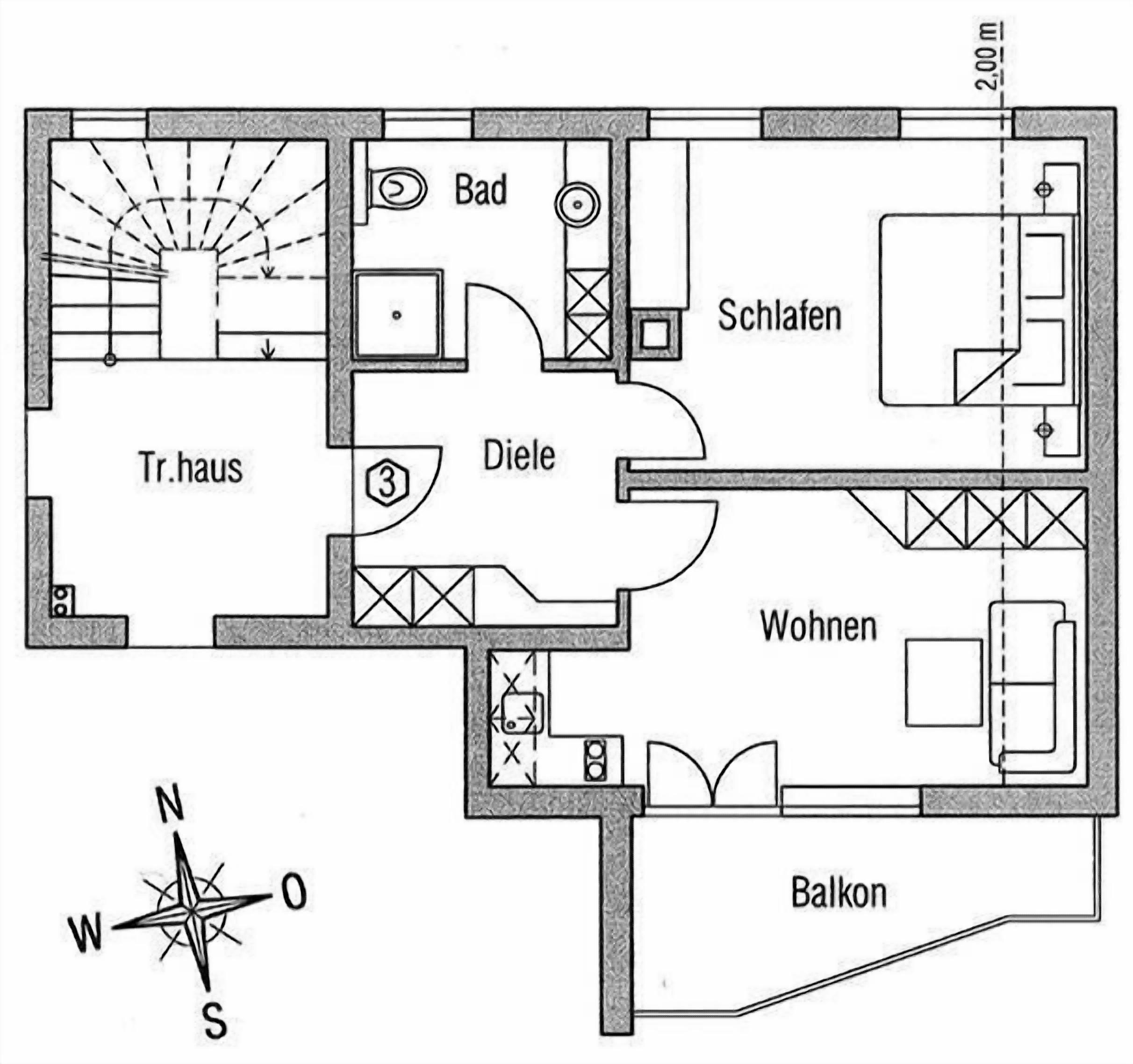 Ein Grundriss mit beschrifteten Räumen, darunter ein Badezimmer, eine Küche, ein Wohnbereich und ein Balkon.