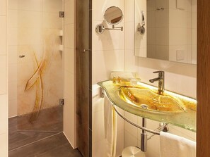 Shower, hair dryer, towels - New four-star vacation apartment with 38 sqm no. 2, The practical one (Gstadt am Chiemsee)