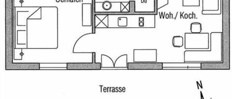 Plano de planta de un hotel con habitaciones identificadas, que incluyen baño, sala de estar y cocina.
