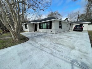 Exterior - LSU Gem - Steps from Stadium - On campus (Baton Rouge)