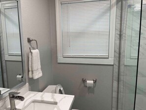 Bathroom - LSU Gem - Steps from Stadium - On campus (Baton Rouge)