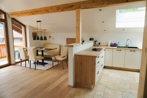 Fridge, microwave, oven, stovetop - Vacation apartment Gipfelglück 76sqm, balcony, 1 bedroom, WLAN, max. 2 pax, dogs allowed. (Ruhpolding)