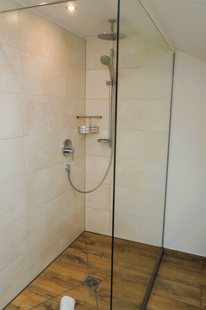 Douche, sèche-cheveux, serviettes fournies