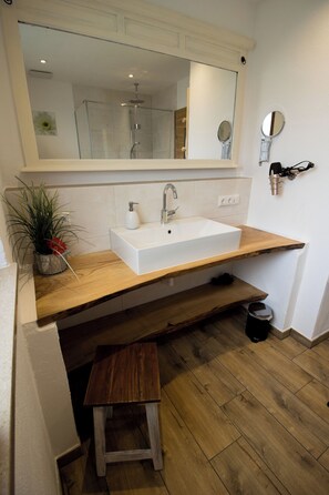 Shower, hair dryer, towels - Vacation apartment Gipfelglück 76sqm, balcony, 1 bedroom, WLAN, max. 2 pax, dogs allowed. (Ruhpolding)
