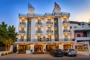 Un hôtel à plusieurs étages, sur lequel on peut lire l’inscription « Hôtel Hindustan Royal Inn ».