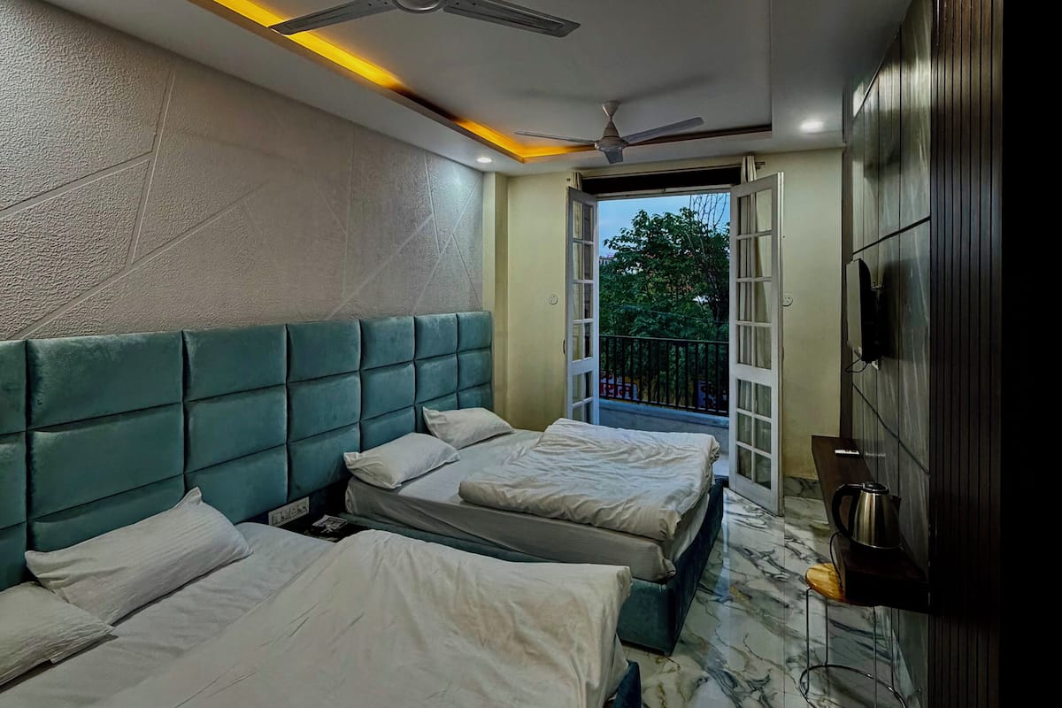 Neljän hengen deluxe-huone, parveke, kaupunkinäköala