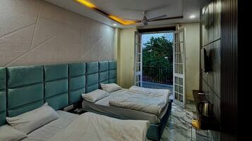 Deluxe Quadruple Room, Balcony, City View