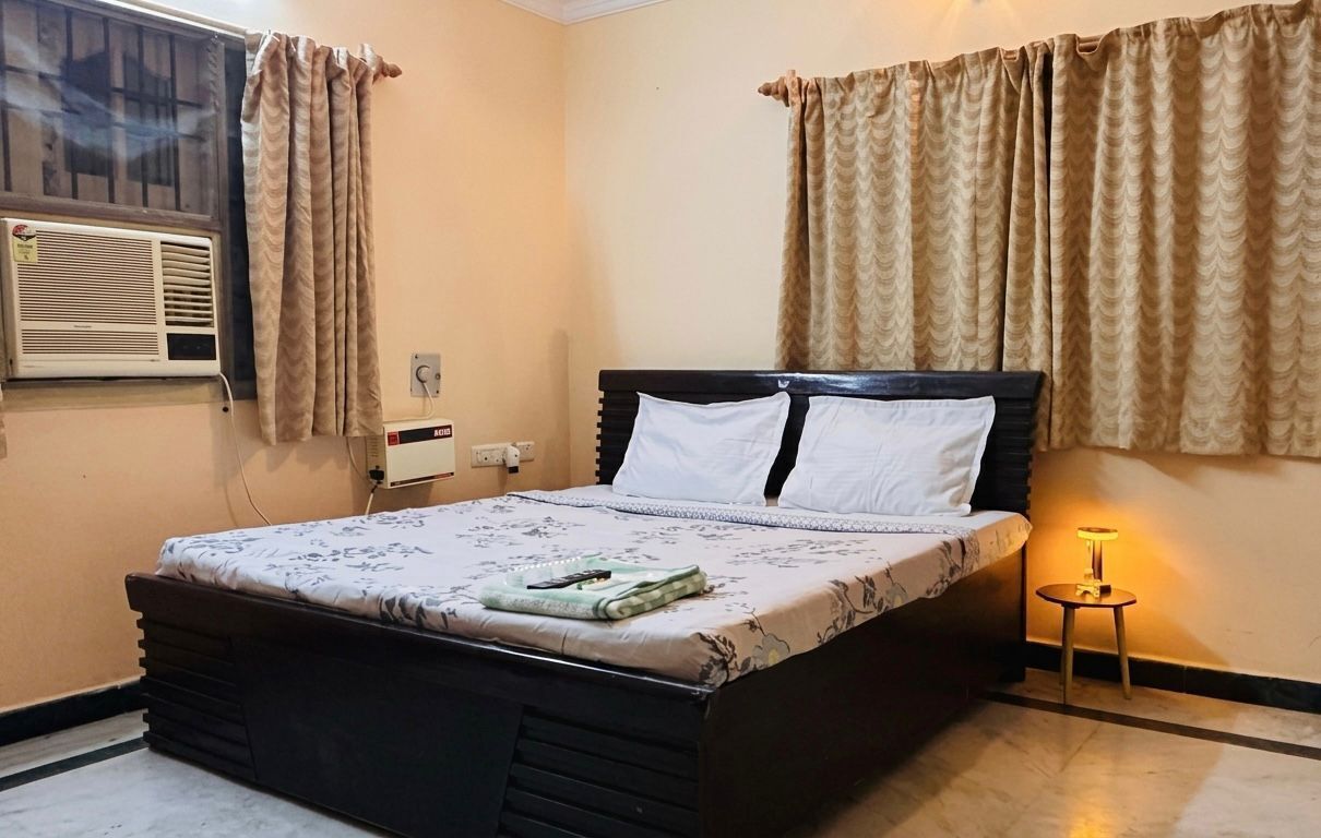 Kamar Double Standar | Meja kerja, ruang kerja ramah laptop, dan Wi-Fi gratis
