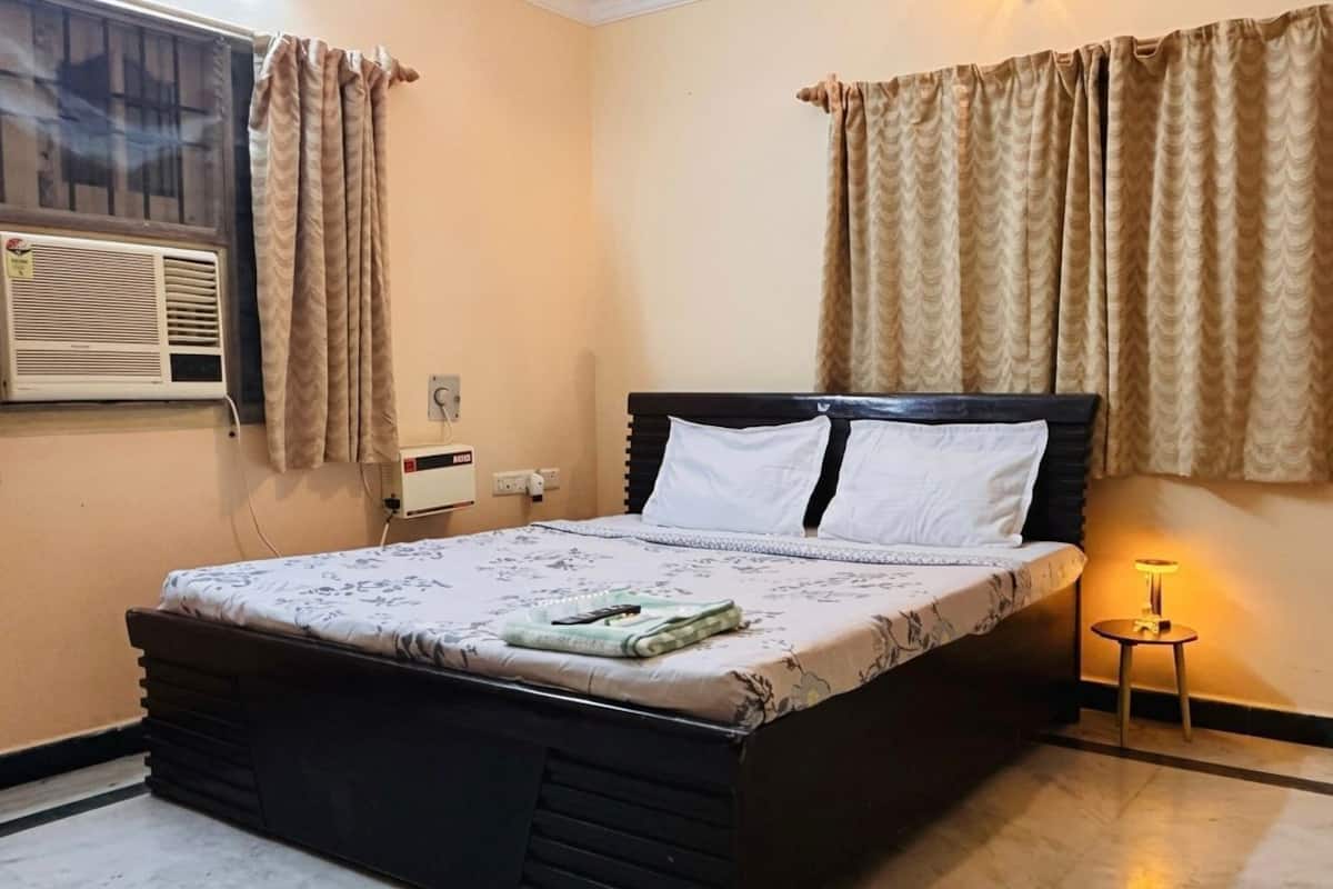 Standard Double Room | Desk, laptop workspace, free WiFi