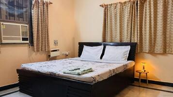 Kamar Double Standar | Meja kerja, ruang kerja ramah laptop, dan Wi-Fi gratis