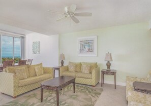 Living area - Cozy 2-bedroom condo in charming Jensen Beach with AC and gym (Jensen Beach)