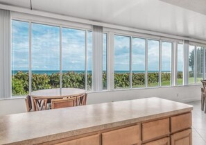 Interior - Cozy 2-bedroom condo in charming Jensen Beach with AC and gym (Jensen Beach)