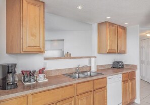 Private kitchen - Cozy 2-bedroom condo in charming Jensen Beach with AC and gym (Jensen Beach)