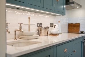 Fridge, oven, stovetop, coffee/tea maker - Beautiful One Bedroom Cottage Near Burford (Burford)