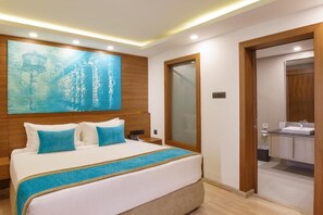Phòng đôi Deluxe, quang cảnh thành phố | Bàn, bàn ủi/dụng cụ ủi quần áo, bộ trải giường 