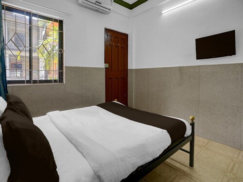 Super Deluxe Room Hotel O Calangute Rd