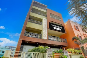 Un edificio de varios pisos con un cartel que dice 'TOWNHOUSE'.