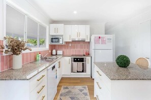 Fridge, microwave, oven, stovetop - Farnborough Beach Cottage (Yepppoon)