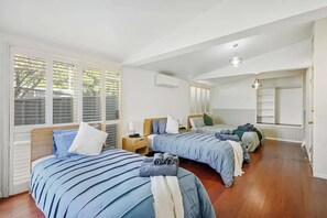5 bedrooms, iron/ironing board, travel cot, WiFi - Seednest Spacious Family Home BBQ &Large Dining (North Toowoomba)