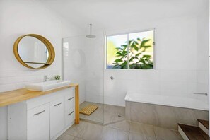 Shower, hair dryer, shampoo - Seednest Spacious Family Home BBQ &Large Dining (North Toowoomba)